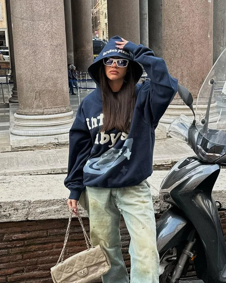 Abyssa | Dame Hoodie Sweatshirt med "Into the Abyss" Print