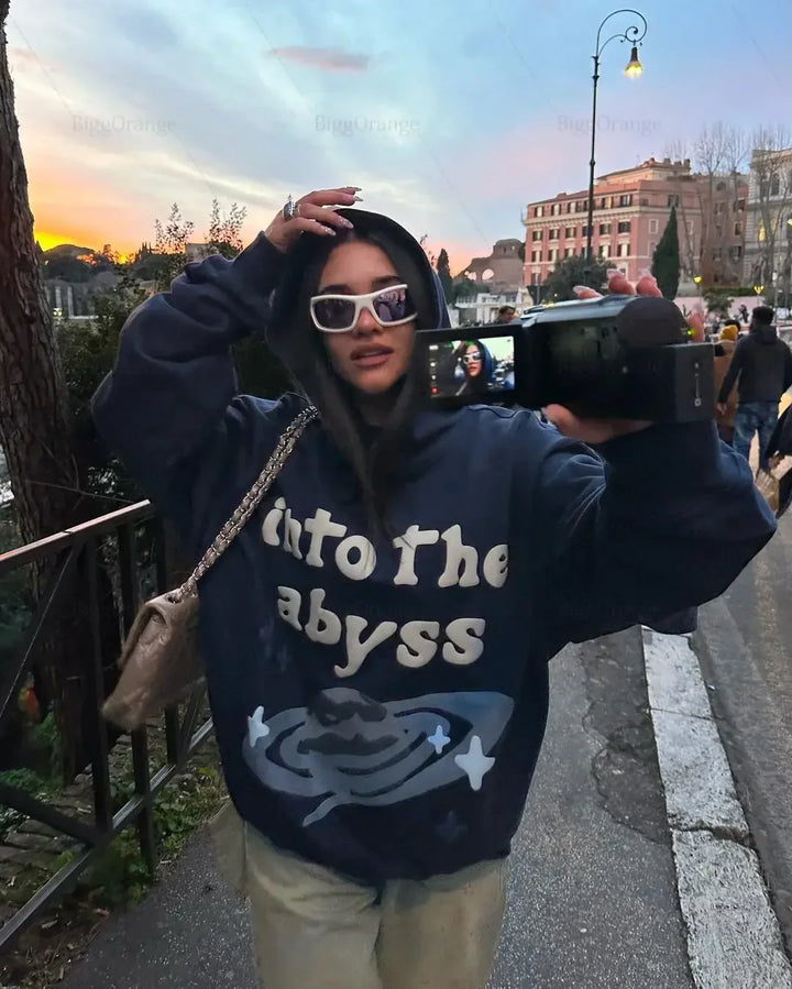 Abyssa | Dame Hoodie Sweatshirt med "Into the Abyss" Print