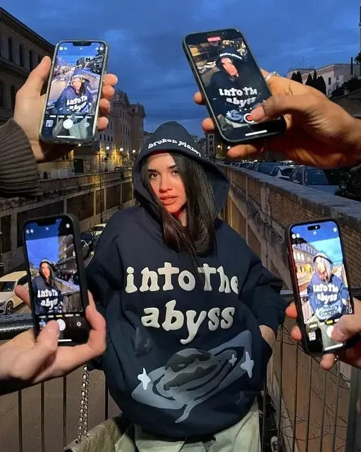 Abyssa | Dame Hoodie Sweatshirt med "Into the Abyss" Print