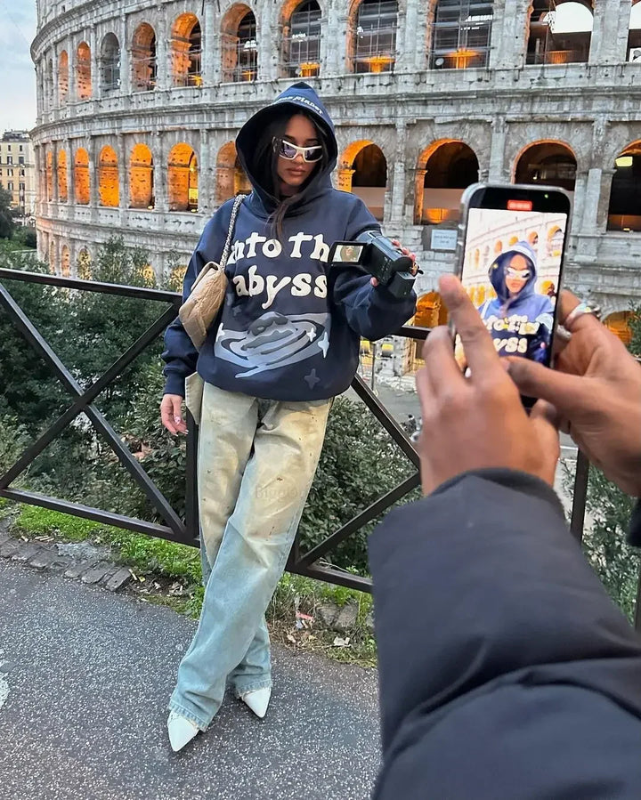 Abyssa | Dame Hoodie Sweatshirt med "Into the Abyss" Print